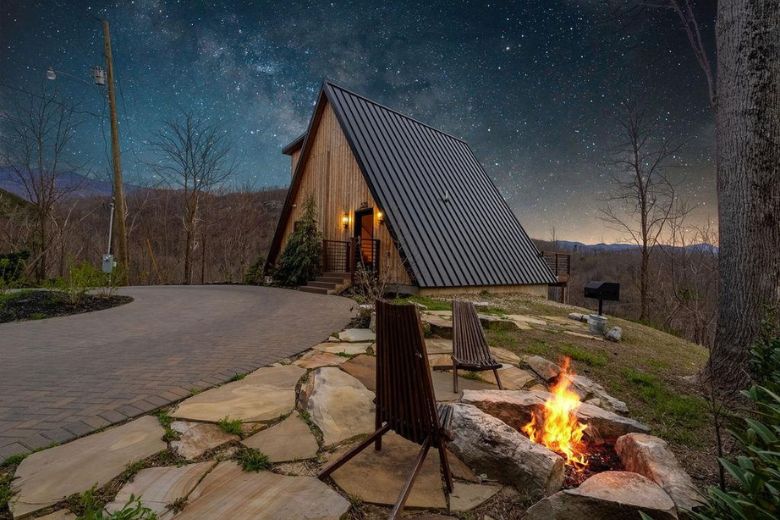 7 Reasons to Vacation in a Cabin with a Fire Pit